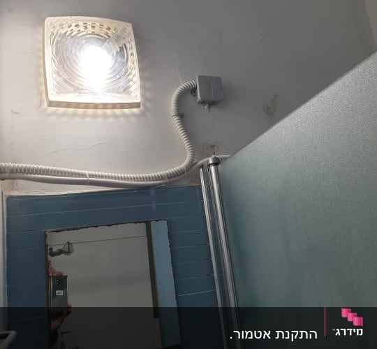 מנורת תקרה עם חוטי חשמל גלויים
